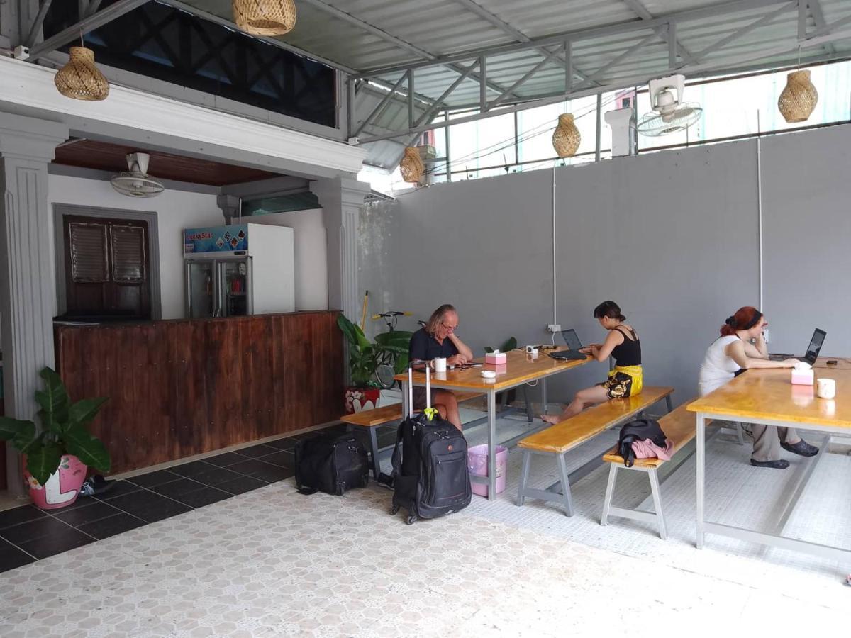 Funny Backpacker Hostel 琅勃拉邦 外观 照片