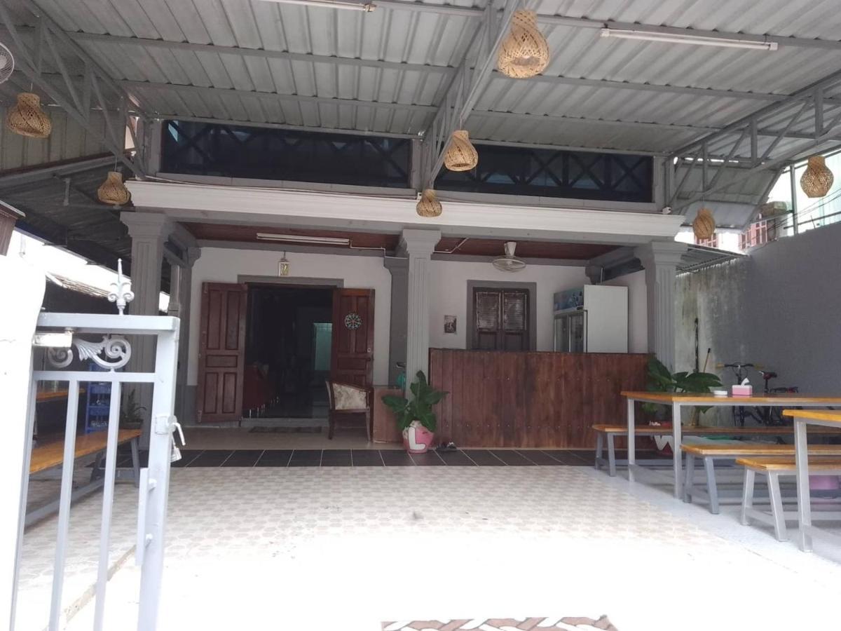 Funny Backpacker Hostel 琅勃拉邦 外观 照片